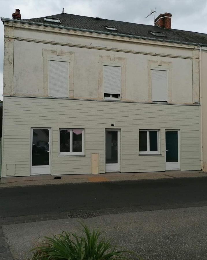 Charmant F2 Noyant Exterior foto